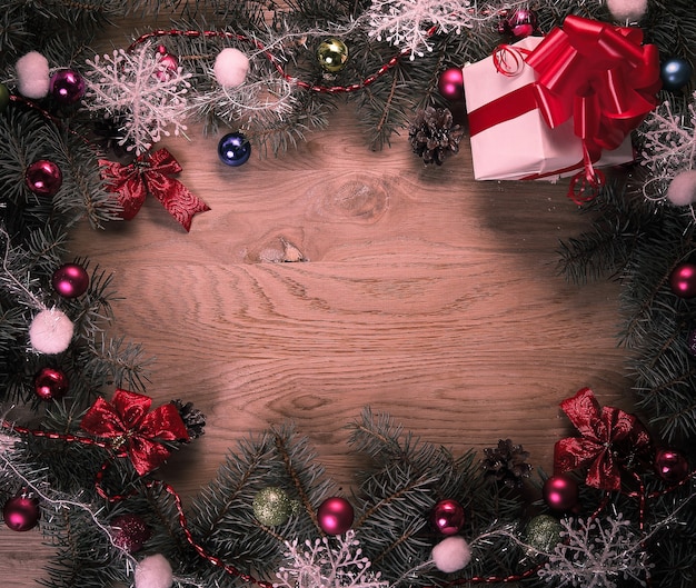 Couronne de Noël et cadeau sur fond en bois .photo avec place pour le texte.