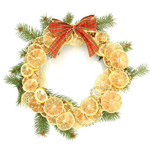 Couronne de Noël de citrons séchés avec sapin et archet isolé sur une surface blanche