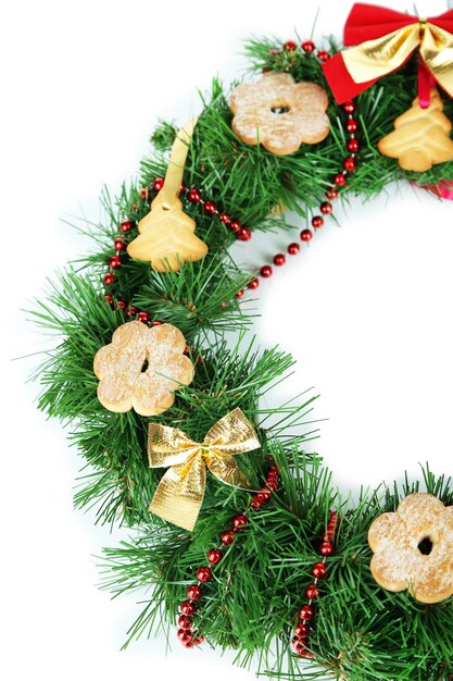 Couronne de Noël décorée de biscuits isolés sur blanc