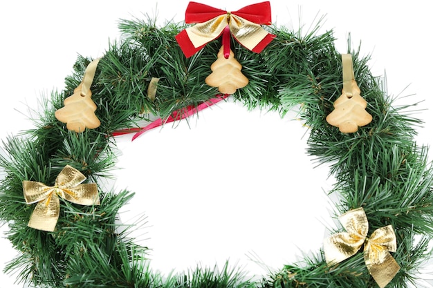 Couronne de Noël décorée de biscuits isolés sur blanc