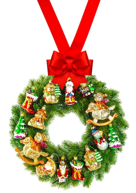 Couronne de Noël décorée d'ornements et d'arc de ruban rouge isolé sur fond blanc
