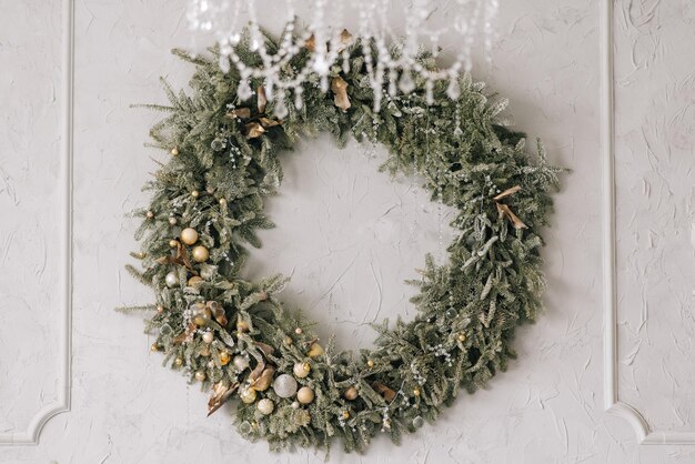 Couronne de Noël en épicéa sur fond clair