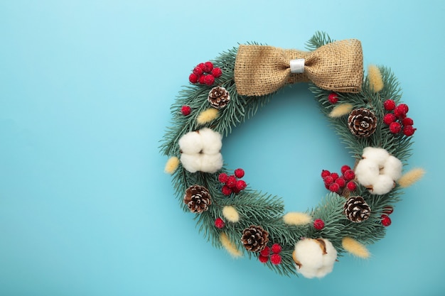 Couronne de Noël sur fond bleu avec espace de copie.