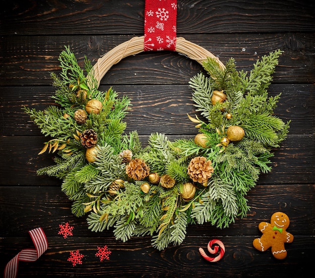 Couronne de Noël sur fond de bois foncé