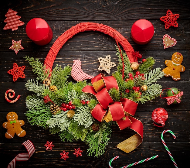 Couronne de Noël sur fond de bois foncé