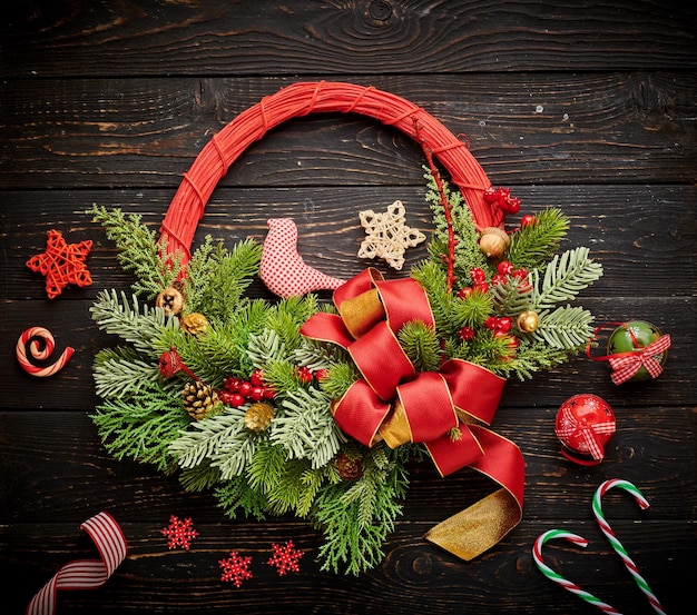 Couronne de Noël sur fond de bois foncé