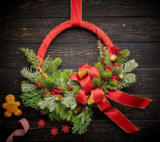 Couronne de Noël sur fond de bois foncé