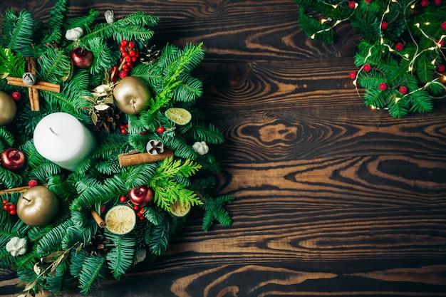 Couronne de Noël sur un fond en bois rustique avec copie-espace pour la lettre