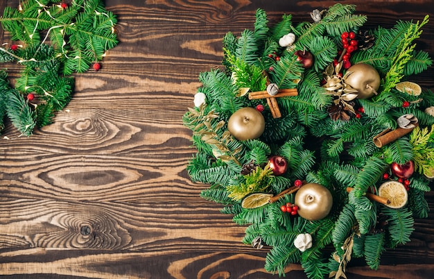 Couronne de Noël sur un fond en bois rustique avec copie-espace pour la lettre