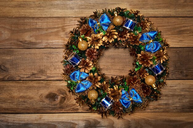 Une couronne de Noël sur fond de bois