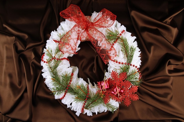 Couronne de Noël sur fond de tissu