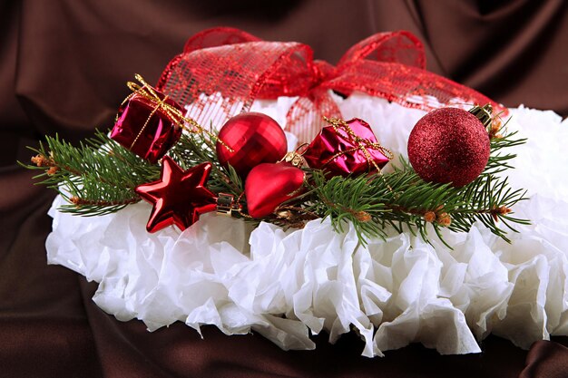 Couronne de Noël sur fond de tissu