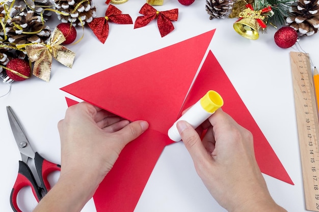 Couronne de Noël en papier de couleur. Notion de bricolage. Fait à la main à la maison. Instructions pas à pas. Étape 6.