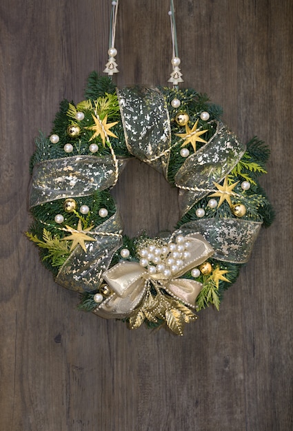 Couronne de Noël sur porte en bois