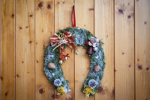 Couronne de Noël sur les portes en bois