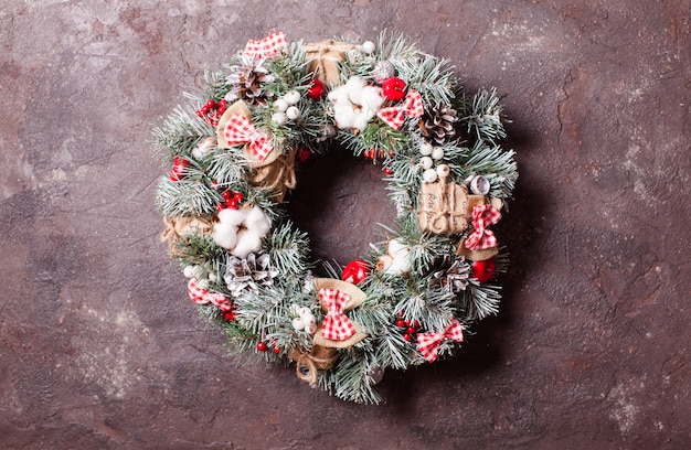 Couronne de Noël rouge et blanche avec des arcs et des fleurs de coton