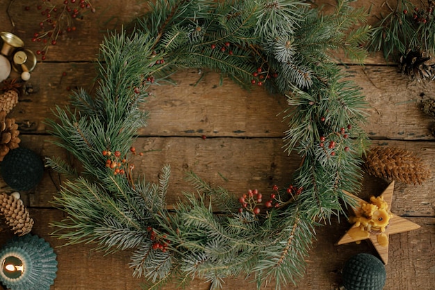 Couronne de Noël rustique mise à plat Atelier d'hiver festif faisant une couronne de Noël