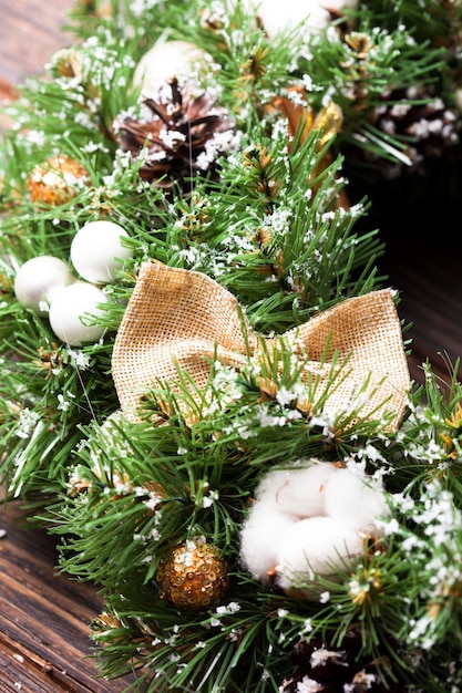 Couronne de Noël rustique en toile de jute avec des arcs et des fleurs de coton