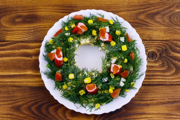 Couronne de Noël de salade sur une table en bois. Vue de dessus