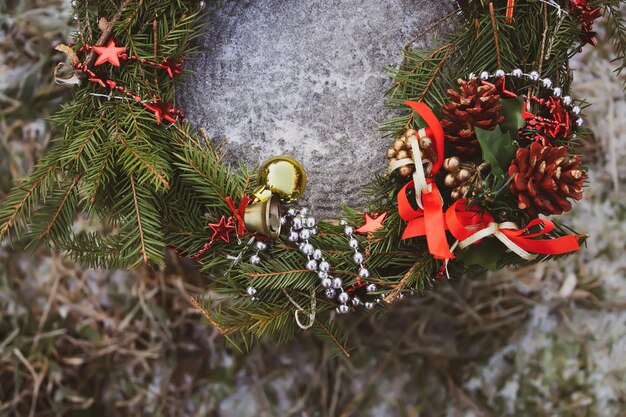 Couronne de Noël sur une souche d'arbre