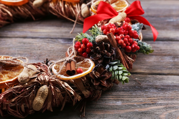 Couronne de Noël sur une surface en bois rustique