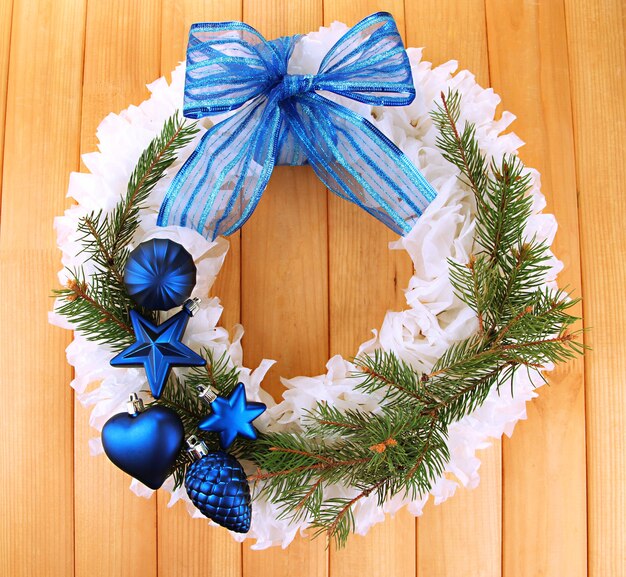 Couronne de Noël sur une surface en bois