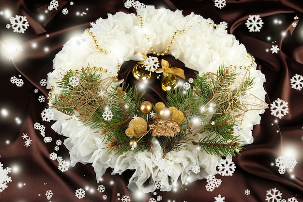 Couronne de Noël sur la surface du tissu