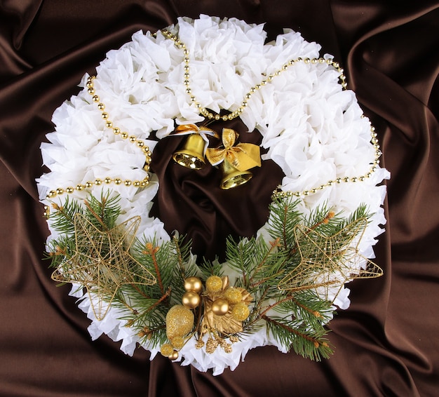 Couronne de Noël sur la surface du tissu