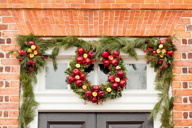 Couronne de Noël traditionnelle au-dessus de la porte d'entrée