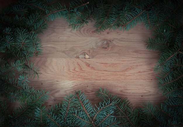 Couronne de Noël verte traditionnelle sur fond de bois .photo avec place pour le texte.