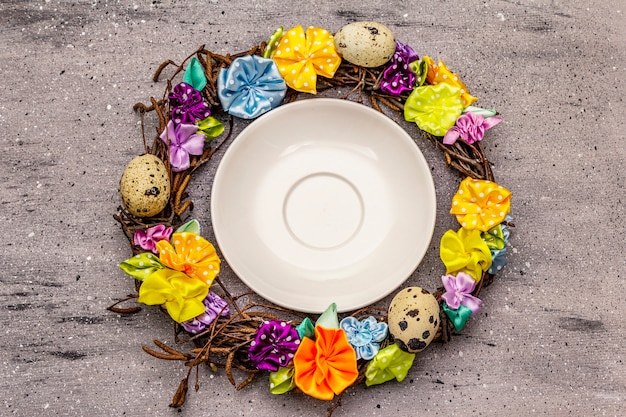 Couronne en osier de Pâques fabriquée à la main avec des œufs de caille et des fleurs faites à la main