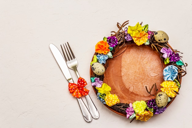 Couronne en osier de Pâques fabriquée à la main avec des œufs de caille et des fleurs faites à la main