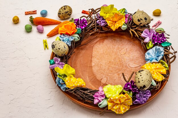 Couronne en osier de Pâques fabriquée à la main avec des œufs de caille et des fleurs faites à la main