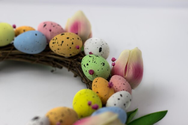 Couronne de Pâques d'oeufs de caille décoratifs et de tulipes Vue de dessus de la couronne de rotin Décor de Pâques