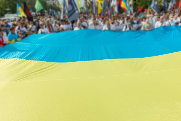 Couronne de personnes avec le drapeau ukrainien