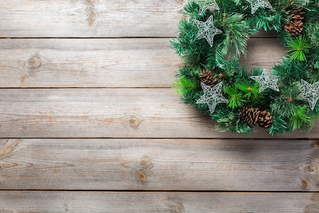 Couronne de porte en bois de noël de l'avent avec décoration festive