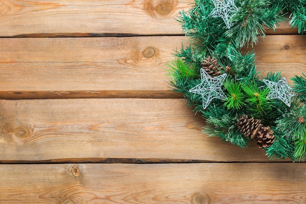 Couronne de porte en bois de noël de l'avent avec décoration festive