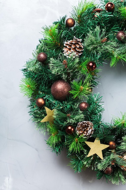 Couronne de porte de noël de l'avent avec décoration festive