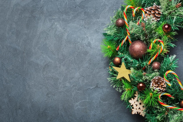 Couronne de porte de noël de l'avent avec décoration festive