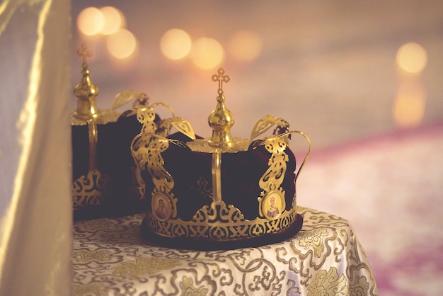 Couronne pour mariage en or église orthodoxe. Brume tonifiante.