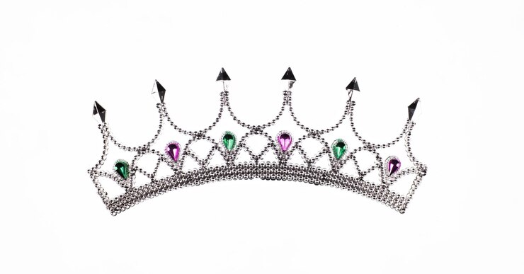 Photo couronne de prince d'argent isolée sur fond blanc