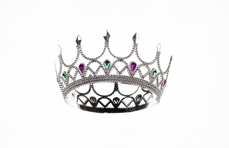 Photo couronne de prince d'argent isolée sur fond blanc