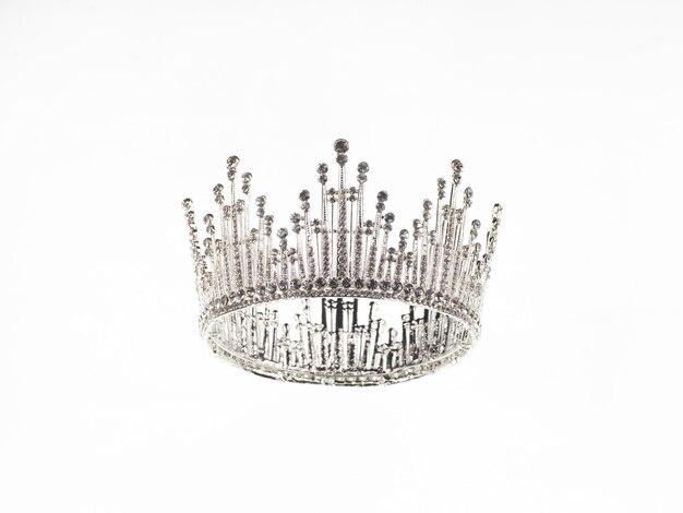 Couronne de princesse avec diamants isolé sur fond blanc