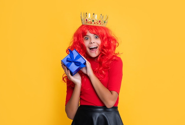 Couronne de reine surprise en couronne avec boîte présente sur fond jaune