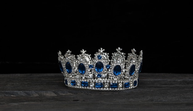 couronne royale sur fond noir