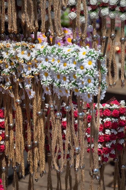 Couronnes colorées à vendre faites de fausses fleurs