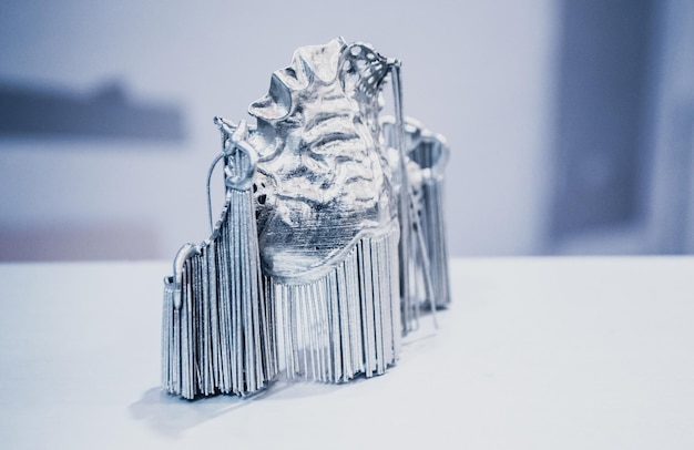 Couronnes dentaires imprimées dans une machine de frittage laser Imprimante 3D moderne