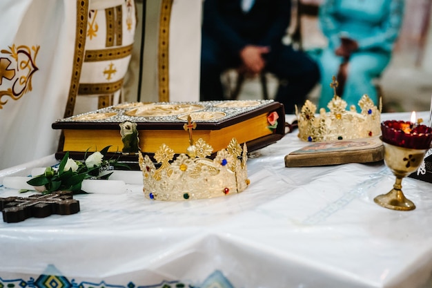 Couronnes de mariage et couronnes de mariage bibliques à l'église prêtes pour la cérémonie de mariage close up Divine Liturgie