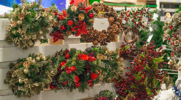 Couronnes de Noël vertes suspendues en magasin à vendre