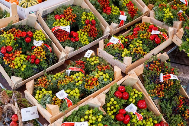 couronnes de plantes avec décor d'automne dans des boîtes en bois automne